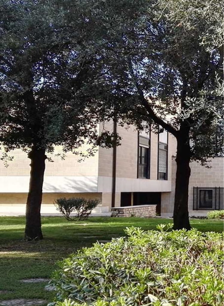 collegio-poggiolevante-giardino-ingresso-alta-formazione-maschile